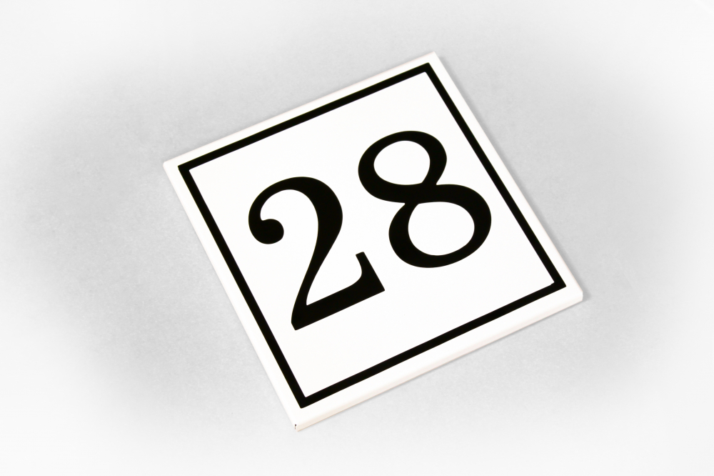 Табличка номер этажа белого цвета