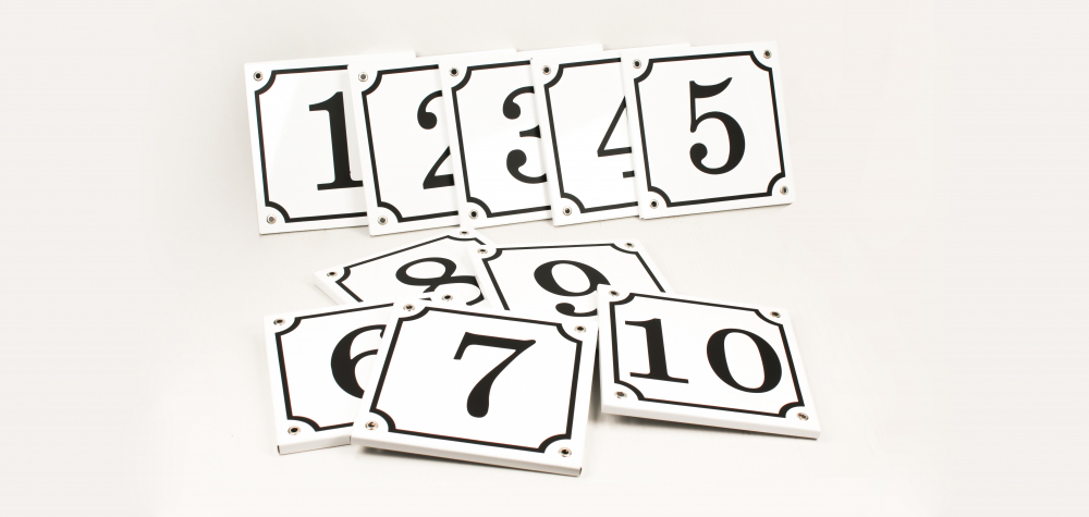 Табличка номер этажа белого цвета